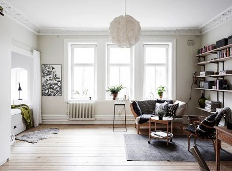 In this open studio space, the resident opted to take advantage of a perfectly sized nook to place a sleek daybed, with extra storage. A curtain separating the sleeping and living areas allows the... Small Flats, Apartment Living, Scandinavian Apartment, Trendy Apartment, Tiny Apartments, Studio Living, Vintage Sofa, Studio Apartment, Small Apartments