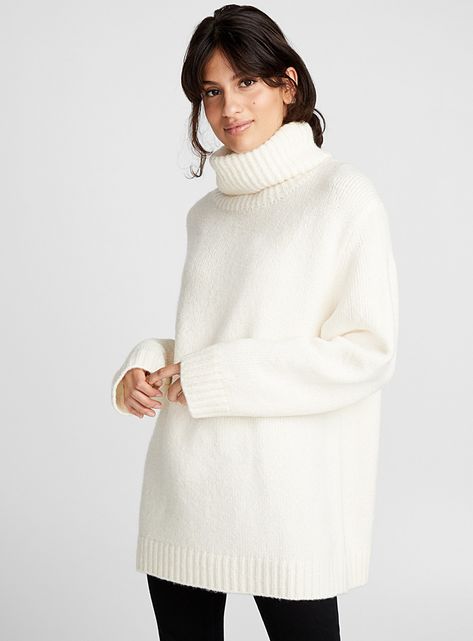 Bouclé knit oversized turtleneck | Simons #Christmas #Sweaters #MaisonSimons #Gift #Women Turtleneck Jumper, Oversized Turtleneck Sweater, Oversized Turtleneck, Turtle Neck Jumper, Jenni Kayne, White Turtleneck, Club Monaco, Sweater Making, Sweaters Oversized