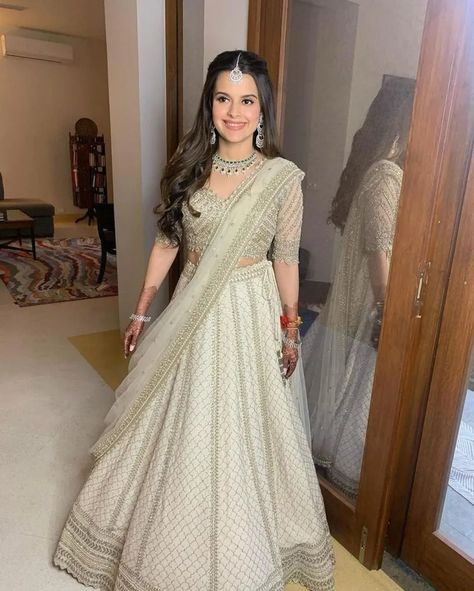 Brides Who Wore Astounding Anushree Reddy Bridal Lehengas White Lengha Outfit, White Lehenga Blouse Designs, Engagement Lehnga Ideas, Indian Reception Outfit Bridal Lehenga, Engagement Lehanga Outfits, Cream Colour Lehenga, Sangeet Look For Bride, Engagement Lehenga For Bride, Engagement Lengha