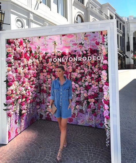 Instagram corner Decor Photobooth, Instagram Corner, Photowall Ideas, Selfie Wall, Backdrop Diy, Diy Event, Event Backdrop, Salon Interior Design, Photo Corners