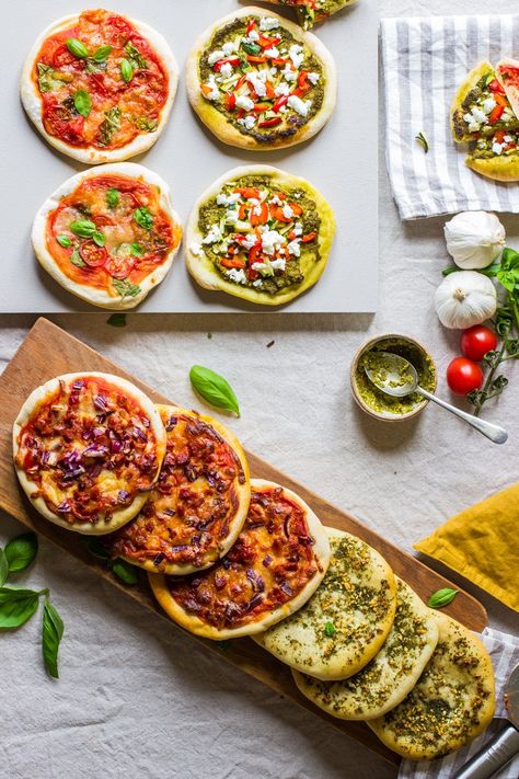 Mini pizza for the school holidays Mini Pizza Aesthetic, Pizza Plating, Pizza Presentation, Mini Pizza Recipes, Pizza Catering, Cheese Pizza Recipe, Square Recipes, Mini Pizzas, Homemade Dough