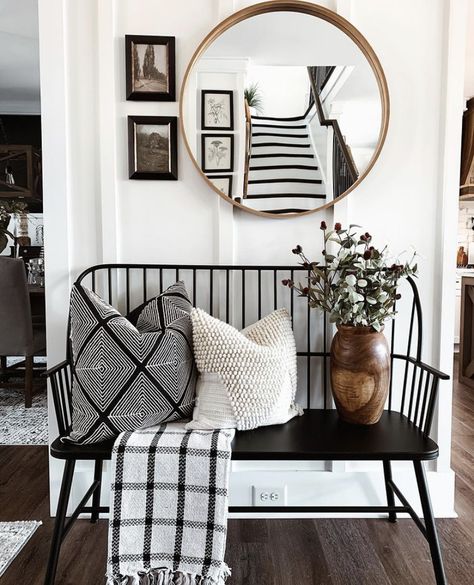 Modern Farmhouse Entryway, Farmhouse Entryway, Farmhouse Inspiration, Modern Farmhouse Design, Home Entrance Decor, House Inspiration, Entryway Decor, Home Decor Inspiration, Cozy House