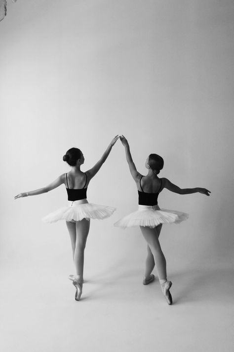 Ballet Poses Two People, Two Person Ballet Poses, Ballet Duet Poses, Duo Ballet Poses, Ballet Duo Poses, Ballet Pics With Friends, Duo Dance Poses For Pictures, Sister Dance Poses, Easy Ballet Poses Photography