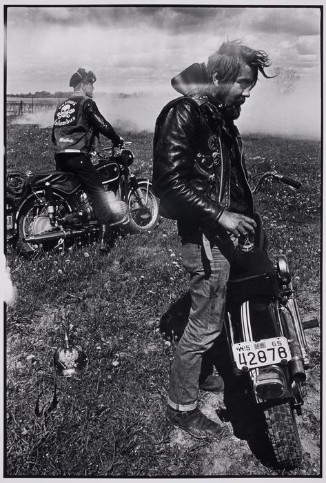 Happy birthday, Danny Lyon! In 1965/66, he traveled with the Chicago Outlaw Motorcycle Club. Check out The Bikeriders in our Collections. The photos are raw and electric. Men On Motorcycles, Motos Vintage, Motorcycle Gang, Bobber Custom, Bmw Boxer, Moto Cafe, Motorcycle Culture, Cb 750, Biker Lifestyle