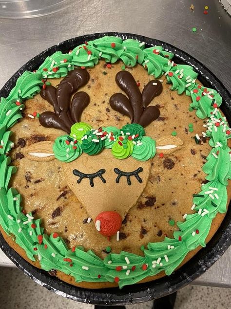 Giant Christmas Cookie, Cookie Cake Christmas Designs, Christmas Message Cookies, New Years Cookie Cake, Cookie Cake Christmas, Christmas Cookie Cake Ideas, Christmas Cookie Cake Decorating Ideas, Big Cookie Decorating Ideas, Christmas Cookie Cake Design