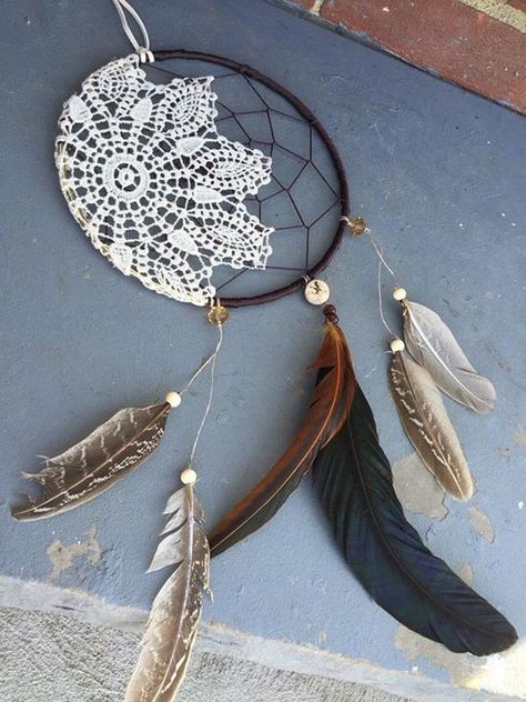 35 DIY Dream Catcher Ideas | Cuded Doily Ideas, Diy Dream Catcher, Dreamcatcher Diy, Atrapasueños Diy, Doily Dream Catchers, Hantverk Diy, Dream Catcher Diy, Dreamcatchers, Dream Catchers