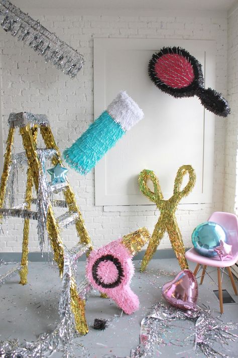 DIY hair pinatas Diy Hair Spray, Teenager Party, Pinata Diy, Salon Party, Piñata Ideas, Diy Pinata, Studio Diy, Spa Party, Grad Parties