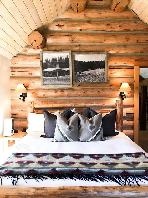 Lone Mountain Ranch Dark Cabins Exterior, Mountain Home Bedroom, Ranch Aesthetic, Log Cabin Bedroom, Ranch Bedroom, Cabin Bedding, Mountain Bedroom, Western House, Lodge Bedroom