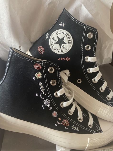 Space Embroidered Converse, Black Converse With Flowers, Cute Embroidered Converse, Embroiled Converse, Converse Costumised, Floral Embroidered Converse, Embroidering Converse, Embroidered Converse High Tops Black, Shoe Embroidery Ideas Converse