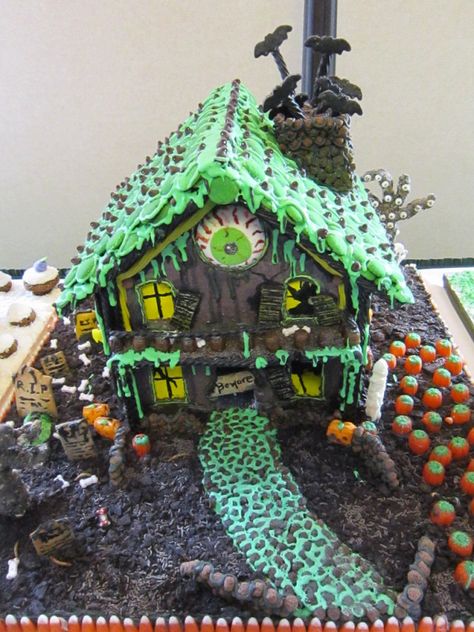 Creative Gingerbread House Ideas, Creative Gingerbread House, Gingerbread House Decorating Ideas, Spooky Desserts, Gingerbread House Pictures, Gingerbread Competition, Haunted Gingerbread House, Halloween Gingerbread House, Halloween Gingerbread