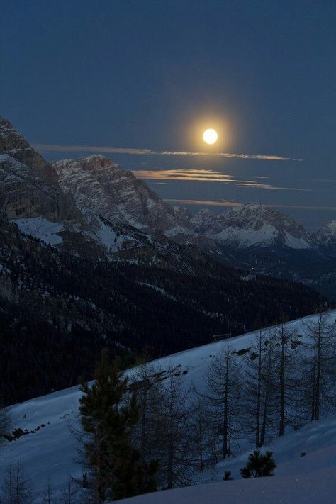 Mountains At Night, Night Pics, Moon Pictures, Moon Photography, Winter Scenery, Beautiful Moon, Night Scene, Winter Pictures, The Night Sky