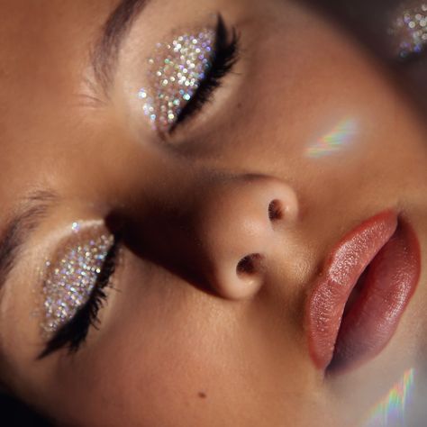 Glossy Glitter Eyes, Make Up Looks Glitter Eyes, Glitter Make Up Ideas, Make Up Ideas Silver, Mirrorball Eye Makeup, Wedding Makeup With Sparkles, Euphoria Silver Makeup, Angel Costume Makeup Glitter, Makeup Ideas With Silver Glitter