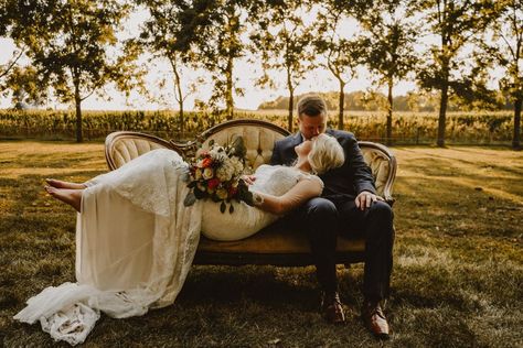 Antique Couch Wedding Photos, Wedding Pictures On Couch, Vintage Couches Wedding, Victorian Couch Photoshoot, Couch Family Photoshoot Outdoor, Wedding Photos On Couch, Couch Poses Photography Family Pics, Antique Couch Wedding, Wedding Couch Photos