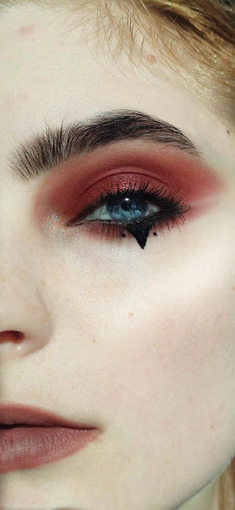 Witch Makeup Inspiration, Halloween Style Makeup, Witch Makeup Eyeliner, Scarlet Witch Makeup Look, Witchy Eyeshadow, Red Witch Makeup, Witchy Eye Makeup, Witchy Makeup Aesthetic, Witchy Eyeliner