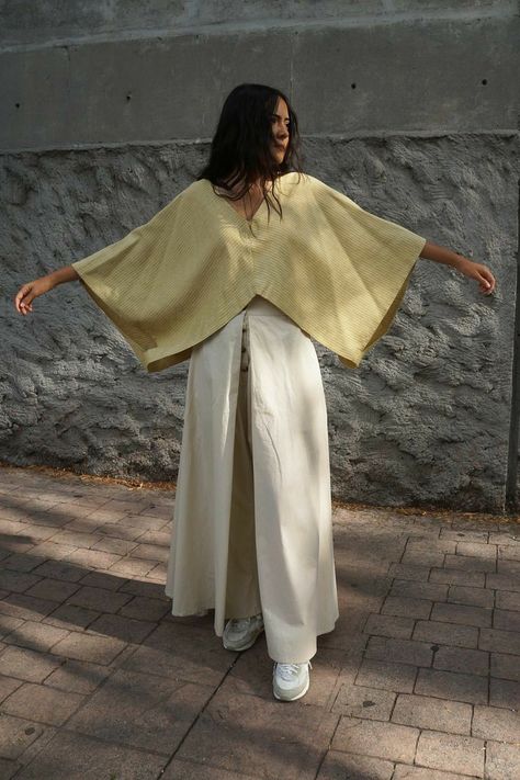 Kimono Crop Top Pattern, Kimono Inspired Fashion, No Sew Clothes, Shomiz Blouses, Linen Poncho, V Neck Blouses, Fashion Kimono, Poncho Fashion, Blouse Simple