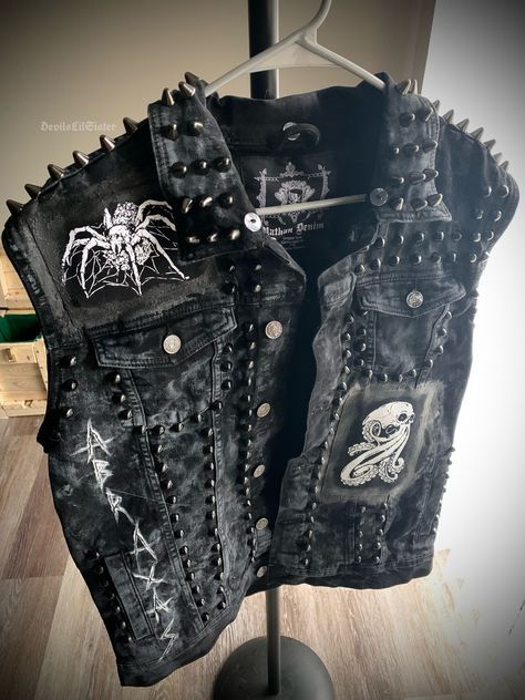 Chain Leather Jacket, Punk Metalhead Outfits, Punk Jean Vest, 80s Punk Rock Outfits, Trad Punk Fashion, Punk Rock Grunge Outfits, Diy Crust Pants, Punk Clothing Style, Punk Vest Ideas