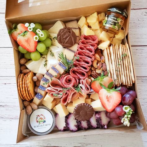 Car Cuterie Board, Road Trip Picnic, Charcuterie Box For Two, Road Trip Charcuterie, Charcuterie Boxes To Go, Travel Charcuterie Board, Charcuterie Box Ideas, Platter Boxes, Graze Boxes