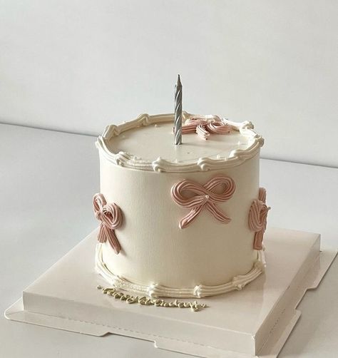 Vintage Birthday Cakes, Idee Babyshower, Bow Cakes, Mini Cakes Birthday, Creative Birthday Cakes, Pretty Dessert, Hiasan Bilik, Simple Birthday Cake, Pink Bows