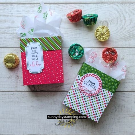 Easy Mini Holiday Gift Bags Making Paper Gift Bags, Stampin Up Gift Bags, Stampin Up Treat Boxes Project Ideas, Treat Boxes Diy, Christmas Bazaar Ideas, Holiday Gift Bags, 3d Paper Projects, Christmas Treats Boxes, Christmas Bazaar