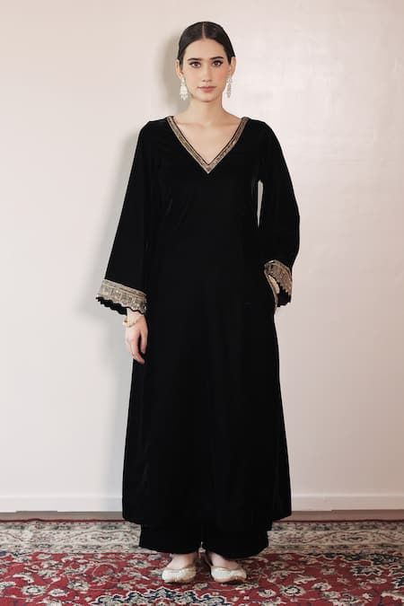 Buy Black Silk Velvet Embroidery Pipe V Neck Sleeve Kurta Palazzo Set For Women by Shrutkirti Online at Aza Fashions. Velvet Kurta Designs Pakistani, Kurta Party Wear For Women, Velvet Straight Kurti, Black Velvet Abaya Designs, Velvet Suit Outfit Women, V Neck Pakistani Suit Design, Velvet Frock Suit, Simple Velvet Suit Design, Velvet Dress Designs Indian