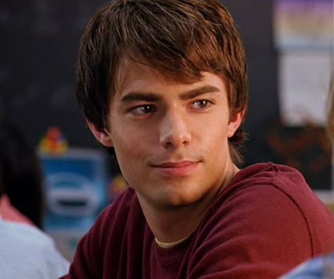 Jonathan Bennett as Aaron Samuels in 'Mean Girls'. All he cares about is school and his mom and his friends. Sounds grool to us! Aaron Samuels Mean Girls, Mean Girls Aaron, Aaron Samuels, Mean Girls Aesthetic, Jonathan Bennett, 90s Girl, Danny Devito, Famous Movie Quotes, Amy Poehler