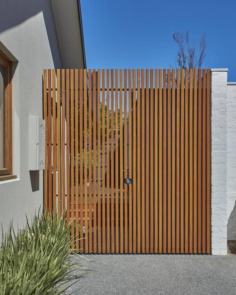 Pagar Modern, Tor Design, Sandringham House, Side Gates, Wood Architecture, Front Gates, Modern Fence, Fence Gate, Backyard Fences