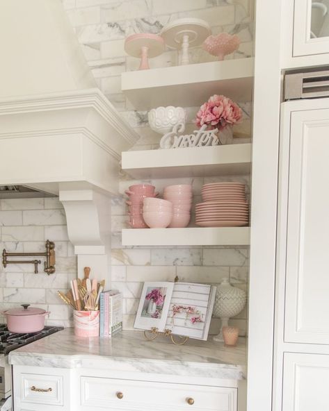 White And Pink Kitchen Modern, Subtle Pink House Decor, Things To Bring To A Dinner Party, Pink Accent Kitchen Decor, Kitchen Pink Decoration, Pink Accent Home Decor, Light Pink House Decor, Girly House Interior, Pink House Inspiration