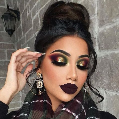 Plaid Eye Makeup, Baddie Looks Makeup, New Years Makeup Ideas Creative, Red And Green Makeup Looks, Easy Christmas Eyeshadow Looks, Holiday Eyeshadow Looks, Bright Colorful Eye Makeup, Christmas Party Makeup Ideas, Christmas Glam Makeup