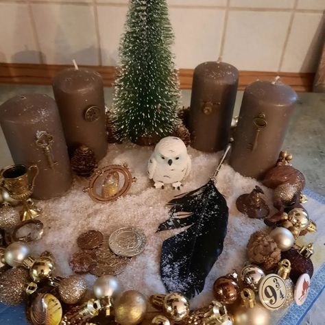 Adventsgesteck zum Thema Harry Potter Harry Potter Weihnachten, Napkin Rings, Advent, Harry Potter