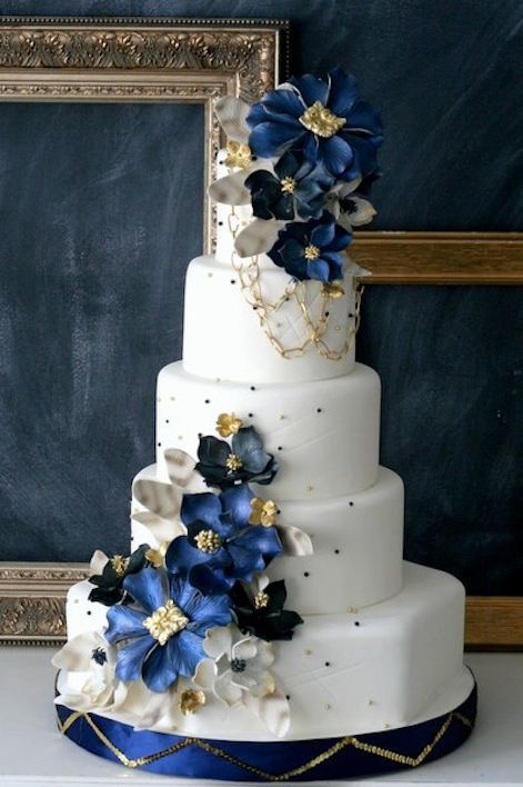 25 Delightful Wedding Cakes with Cascading Florals.... Love these! Navy Blue Wedding Cakes, Crazy Wedding Cakes, Blue Gold Wedding, Wedding Cake Pictures, Tiered Cake, Wedding Cakes Blue, Blue Cakes, White Wedding Cakes, Wedding Blue