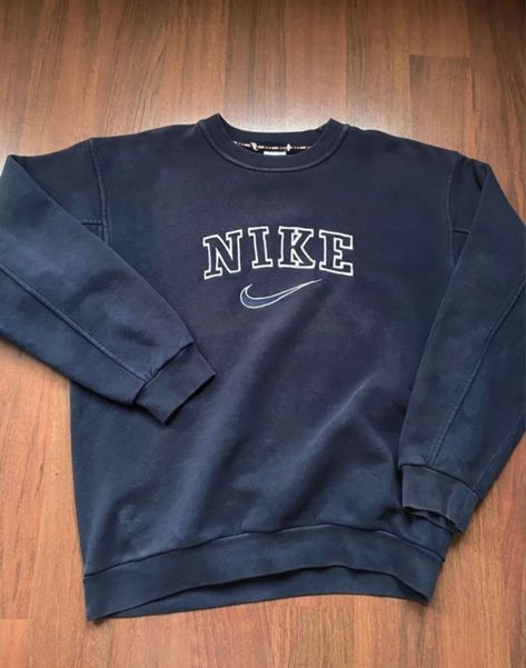 fashion nike nikevintage 90s nike90s vintage aesthetic sweatshirt ootd instagram Sweatshirt Ootd, Old Nikes, Nike Jumper, Vintage Nike Sweatshirt, Aesthetic Sweatshirt, Ootd Instagram, Sweatshirt Aesthetic, Nike Retro, Nike Crewneck