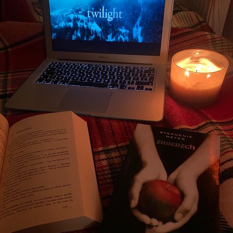 Spotify Playlist Covers Chill Vibes, Twilight Playlist Cover, Fall Twilight Aesthetic, Twilight Autumn Aesthetic, Autumn Evening Aesthetic, New Moon Twilight Aesthetic, Bella Swan Room Aesthetic, Twilight Aesthetic Book, Twilight Fall Aesthetic