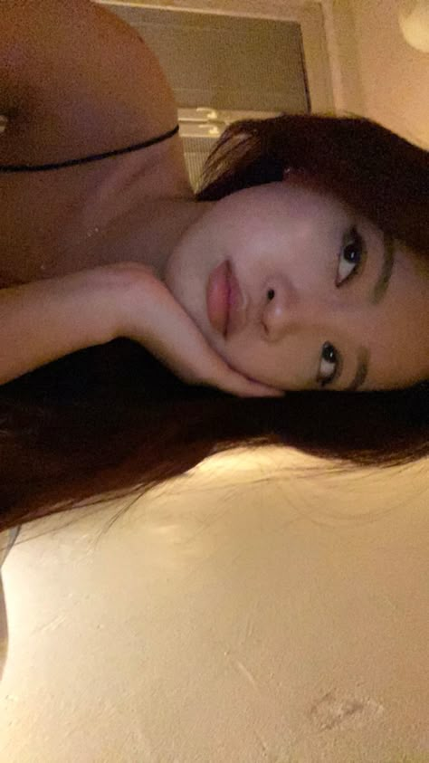 #asian makeup #asian #vietnam #viet #aesthetic #vietnamesegirls #makeup #makeupoftheday #makeupstyle #ulzzang #ulzzangstyle #ulzzangaestheic #selfieidea #selfietime #photoideasformen #nightselfies #selfieposes #posesforinstagram Asian Selfies Poses, Asian Mirror Selfie, Asian Girl Aesthetic Instagram, Tanned Asian, Asian Aesthetic Girl, Laying Down Selfie, Love Mood Board, Aesthetic Asian Girl, Tan Asian