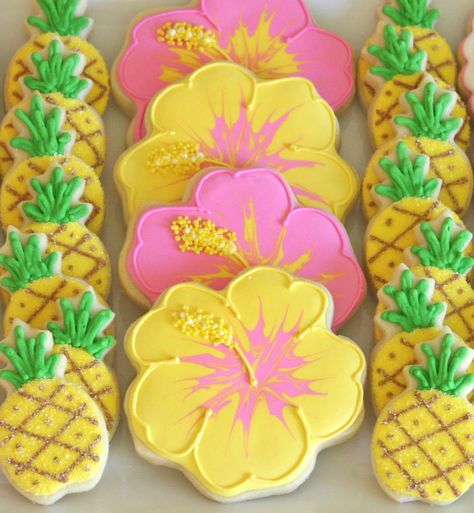 Glorious Treats » {Cookie Decorating} How to make pretty hibiscus cookies Luau Desserts, Luau Cookies, Hawaiian Cookies, Birthday 28, Pineapple Cookies, Luau Outfits, Aloha Party, Party Girlande, Luau Birthday Party