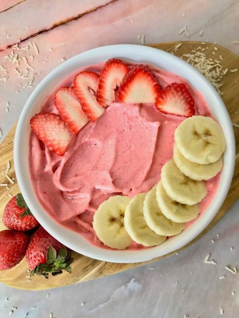 This strawberry banana smoothie bowl is easy to make and such a tasty, healthy treat! Add any toppings you like! What To Do With Strawberries, Yogurt Recipes Healthy, Strawberries And Bananas, Plant Based Smoothies, Strawberry Smoothie Bowl, Strawberry Bowl, Banana Smoothie Bowl, Plant Milk, Healthy Yogurt