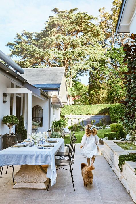 Hamptons Style Garden, Hamptons Garden, Hampton Garden, Outdoor Steps, Balcony Design, Garden Features, Outdoor Dining Area, Entertaining Area, Beach Cottages