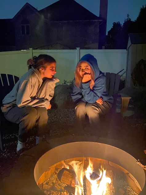 Campfire Photos, Best Friend Dates, Bonfire Party, Ideas For Friends, Insta Photos, Campfire, Summer 2024, Fun Things, For Friends