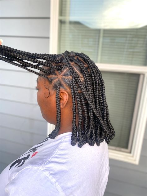 My hands have been wanting to try this style sooo bad for a long time! I got to do it TWICE in the same week!! Both in triangle and square shapes. Perfect for all those into short hair🔥🔥🔥 . Its called bantu-knot braid ends. #braids #shortbraids Bantu Knotless Braids, Braids With Knots At The End, Triangle Box Braids, Bantu Knot, Jojo Jojo, Short Box Braids, Knot Braid, Medium Bob, Bob Braids