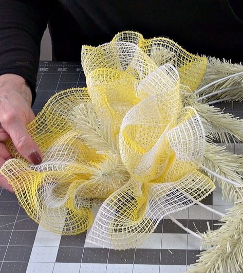 Natal, Ruffle Wreath Tutorial, Easter Basket Centerpiece, Diy Deco Mesh Wreath, Summer Deco Mesh Wreaths, Easter Mesh Wreaths, Deco Mesh Wreaths Tutorials, Wreath Tutorials, Deco Mesh Wreaths Diy