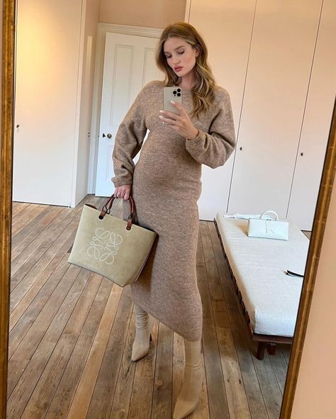 Rosie Huntington-Whiteley Sets The Standard For Elegant Maternity Style | British Vogue Hot Pregnancy Outfits, Pregnant Outfit, Rosie Huntington Whiteley Style, Rosie Hw, Winter Maternity Outfits, Stylish Maternity Outfits, Rosie Huntington, Pregnancy Looks, Huntington Whiteley