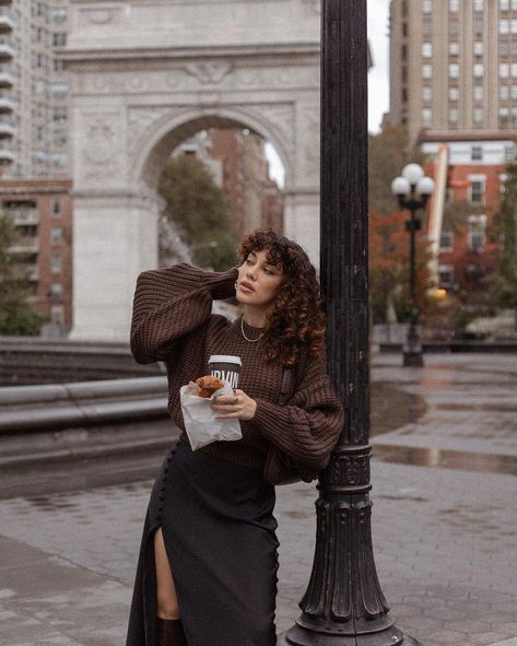 Autumn Aesthetic Photos, Barbie Brignoni, Autumn Poses, Autumn Photo Ideas, City Fashion Photography, Oat Milk Latte, Photoshoot London, Autumn Photoshoot, The Key To My Heart