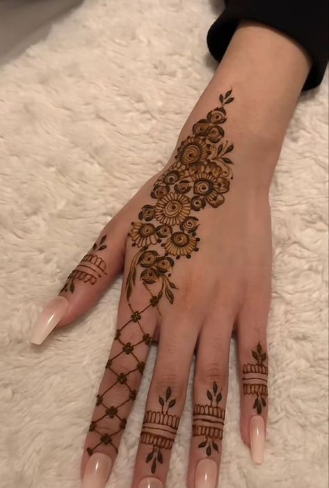 Super Simple Mehndi Designs, Mendi Design Latest Simple, Simple Mendhi Design Back Hand, Henna Designs Hand 2024, Henna Designs Right Hand, Hina Designs Mehndi, Mehndi Designs Easy And Beautiful, Heena Mehendi Designs Unique, Henna Designs Minimal