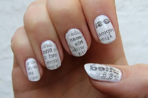 Newspaper Nails - This is one is super easy and quick! Paint your white base coat, dip your nail in alcohol for just a few seconds, put the newspaper on your nail and rub it without moving, then peel away. The alcohol perfectly transfers the text to nail – you can use rubbing alcohol or even vodka. Newspaper Nail Art, Do It Yourself Nails, Newspaper Nails, Nail Art Diy Easy, Nail Art At Home, Nail Art Designs Diy, Diy Nail Art, Nail Art Hacks, Nail Art Tutorial