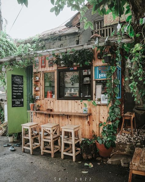 𝕊𝕥𝕖𝕧𝕖𝕟 𝕍𝕖𝕟𝕥𝕠𝕟 on Instagram: “Membumi Kopi // Far from fancy yet offers a very warm and homey spot for coffeeand snack. Tucked away in a small alley surrounded by…” Small Tea Shop Interior Design, Tea Shop Design Ideas, Greenhouse Coffee Shop, Simple Cafe Design, Tiny Coffee Shop Design, Small Cafe Ideas, Tiny Cafe Design, Small Shop Ideas, Tea Shop Interior