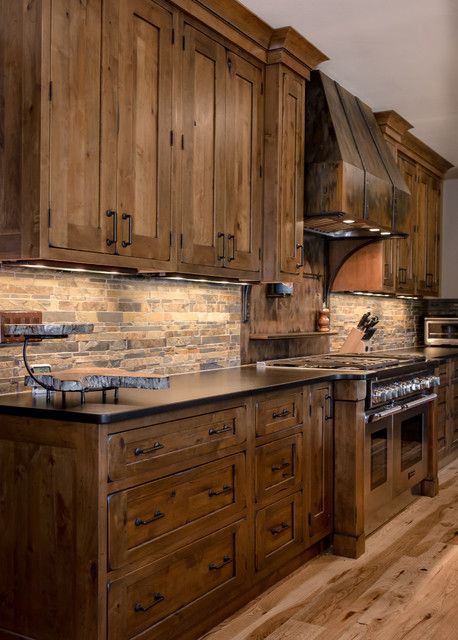 Rustic Kitchen Backsplash Ideas Stone, Wood Cabinets With Backsplash, Wood And Granite Kitchen, Spanish Kitchen Cabinets, Cabin Kitchen Makeover, Kitchen Ideas Stained Cabinets, Rustic Kitchen Cabinet Colors, Knotty Wood Kitchen Cabinets, Wood Kitchen Cabinets With Wood Floors