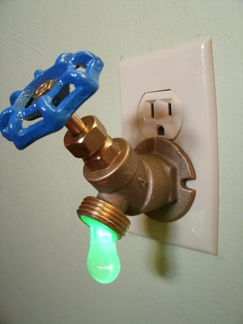 Check this out...The Coolest Nightlight Ever., a stop valve tap transformed into a #Night #Light, looks cool... Led Faucet, Koti Diy, Drukarka 3d, Unique Night Lights, Water Faucet, Green Led, Vintage Diy, Naha, Cool Inventions