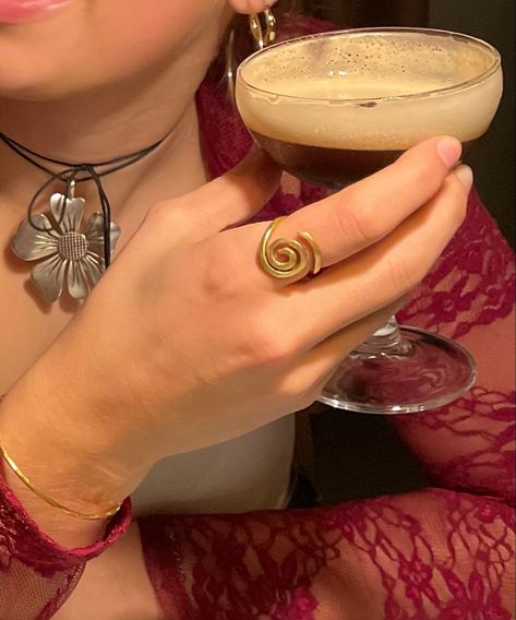 Phoebe Buffay Aesthetic, Aesthetic Friends, Mazzy Star, Phoebe Buffay, Jolie Photo, Jewelry Inspo, A Drink, Photo Dump, Shiva