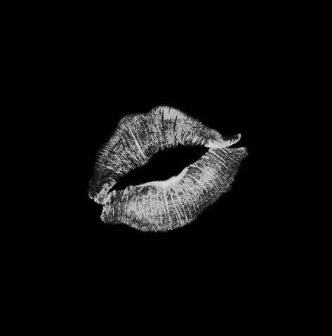 Kiss me baby one more time!! #brittneyspears Kiss Black Aesthetic, Lips Aesthetic Wallpaper Black, Black Lips Wallpaper, Black Kiss Mark, Kiss Widget, Black And White Cover Photo, Keyboard Wallpaper Black, Dark Icons For Apps, Kiss Overlay