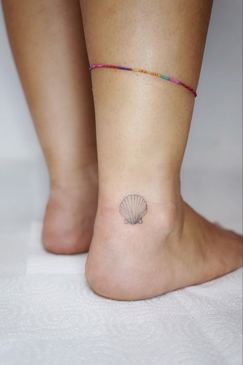 Tiny tattoo, mini tattoo, small tattoo Conch Tattoo, Shell Tattoo, Seashell Tattoos, Shell Tattoos, Tattoo Mini, Mini Tattoo, Tiny Tattoo, Scallop Shells, Ankle Tattoo