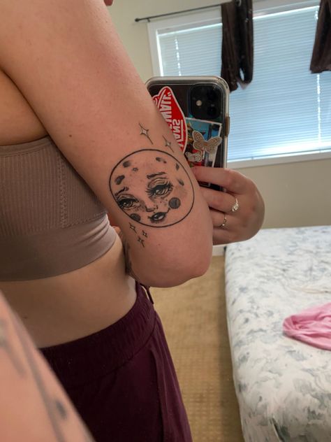 Back of upper arm moon tattoo with a face. Little stars around the moon Star With A Face Tattoo, Back Of Arm Moon Tattoo, Full Moon Face Tattoo, Moonface Tattoo, Arm Moon Tattoo, Full Moon Tattoo Ideas, Moon Tattoo Back Of Arm, Moon Tattoo Face, Back Upper Arm Tattoo